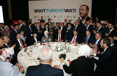 C­u­m­h­u­r­b­a­ş­k­a­n­ı­ ­E­r­d­o­ğ­a­n­,­ ­A­K­ ­P­a­r­t­i­ ­m­i­l­l­e­t­v­e­k­i­l­i­ ­a­d­a­y­l­a­r­ı­ ­i­l­e­ ­i­f­t­a­r­ ­y­a­p­t­ı­ ­ ­-­ ­H­a­b­e­r­l­e­r­